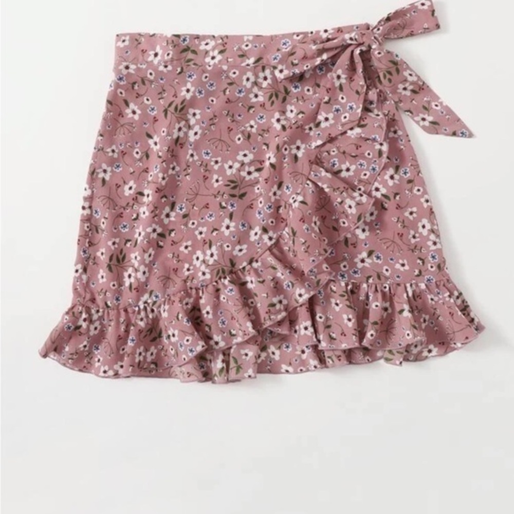 🛍️ 2/$12
Size XL pretty floral ruffle wrap skirt. Pretty for summer